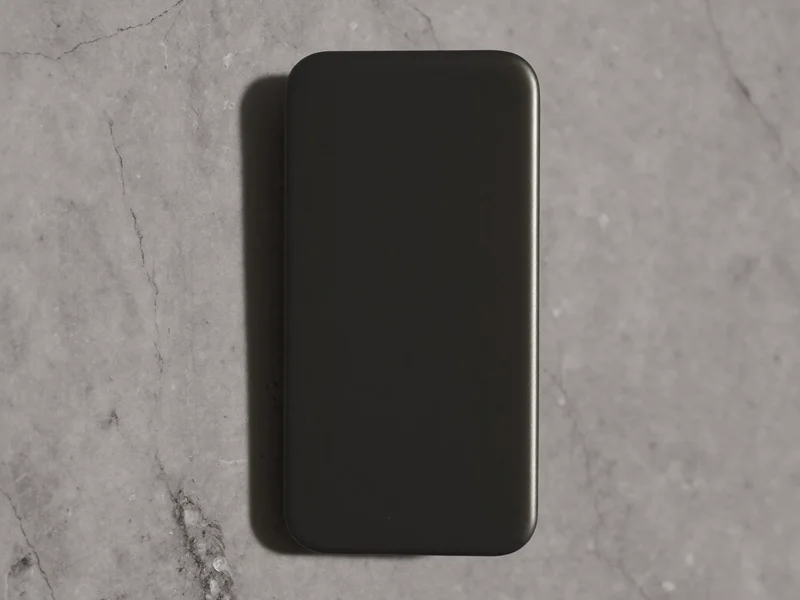 Slankt mat telefoncover på lys grå stenoverflade i sidelys